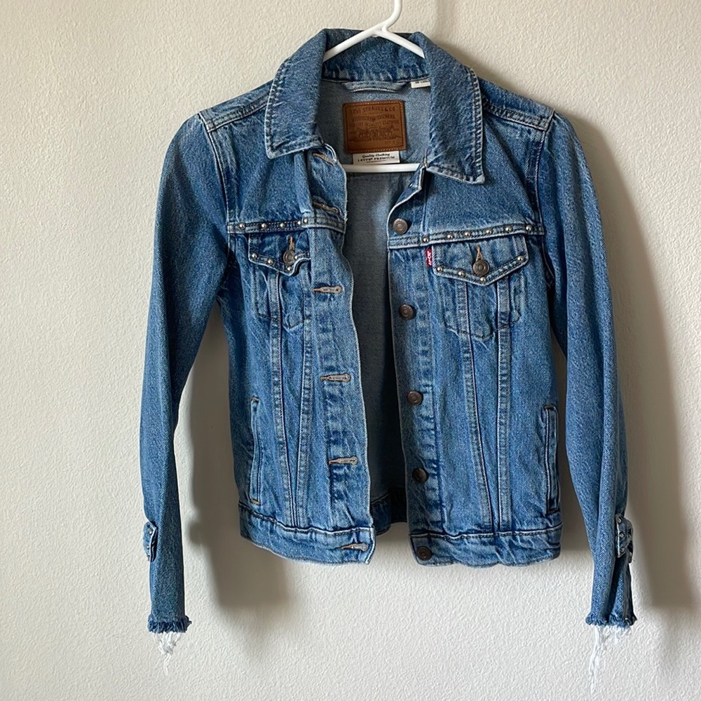 Women’s Levi’s denim jacket. Womens size XS.